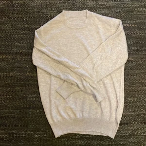 Grå merino tröja - Säljer denna snygga grå merinoull tröjan i size S-M. Skick 9/10. Kan gå ner i pris vid snabb affär. Hör av dig vid minsta fundering 😉