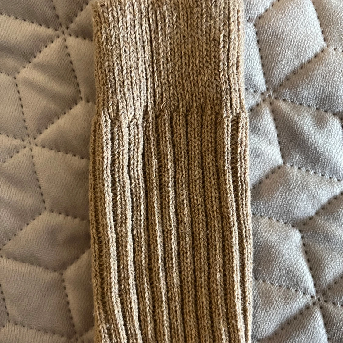 Beige stickade benvärmare  - 90