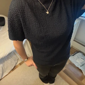 Svart ribbad topp - Säljer en mörkblå ribbad topp med korta ärmar. Är från Zara strl S