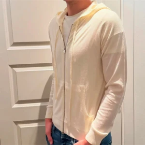 Zadig & Voltaire hoodie - Säljer denna snygga zadig hoodien i storlek S. Den är helt ny med tags. Modellen på bilden är 178. Tveka inte på att höra av er vid funderingar