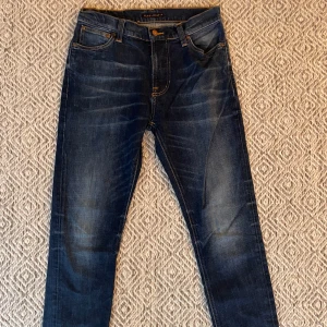 Nudie jeans - Säljer dessa riktigt snygga Nudie jeans. Modellen på jeansen heter Brute Knut. Jeansen är i sjukt bra skick och har inga tecken på användning. Det är storlek W28/L28