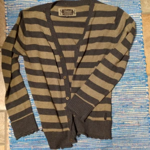 Randig kofta från Blend - Säljer en randig kofta från Blend i grönt och svart. Koftan har långa ärmar och knappar framtill. Perfekt för en avslappnad stil.