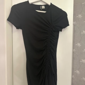 Svart klänning - Svart klänning med dragsko nertill från hm i storlek xs🩷