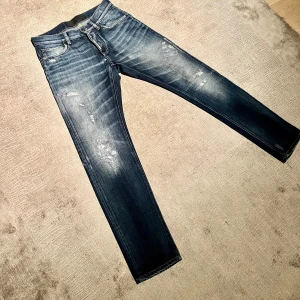 Dolce & Gabbana jeans - Säljer dessa feta jeans från dolce&gabbana som är slutsålda överallt och kostar runt 5600kr nya, använda ett fåtal gånger och i super skick, bara att höra av sig vid funderingar 🙌 dom är i storlek 44 vilket motsvarar 32 ungefär