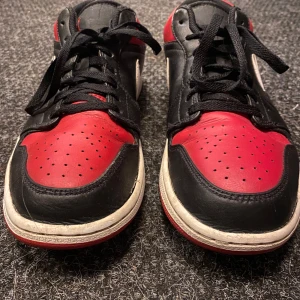 Jordan 1 low.  - Ett par röd vita jordan 1. Okej skick. Skobox kan medfölja om man vill! Lika med crease skydd!