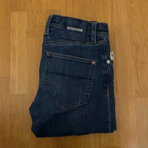 Mörkblå jeans från Tramarossa - Snygga mörkblå jeans från Tramarossa med klassisk femficksdesign och knappgylf. Perfekta för en stilren look. 