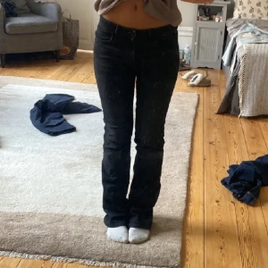 Svarta bootcut jeans från Wrangler -  Säljer ett par svarta bootcut jeans från Wrangler