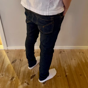 Dondup George Jeans - Tja säljer ett par snygga dondups i storlek 31 och skicket är 10/10! Modellen är 180cm och väger 70kg. Pris kan diskuteras och kontakta gärna vid några frågor😁