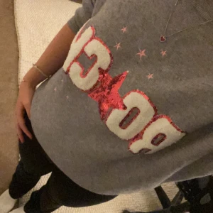 Tröja ”ROCK” med paljetter - Säljer assnygg grå stickad tröja med texten 'ROCK' och paljetter🌺. Tröjan har långa ärmar och en rund halsringning❤️🥰Jag skulle säga att den är strl S/M. Är öppen för prutning!❄️