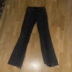 Svarta bootcut jeans - Snygga svarta bootcut jeans med låg midja. Perfekta för en avslappnad stil. De har en klassisk femficksdesign och en lätt utsvängd passform. Använda få gånger och passar fint!