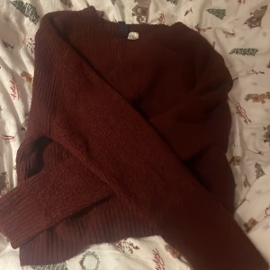 Vinröd stickad tröja  - Jag säljer en jätte fin tröja från egentligen hm men jag köpte den på Plick. Jätte fint skick, säljer den då den inte riktigt var min färg❤️skriv om ni undrar nått☺️