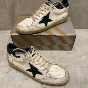 Golden Goose Ball Star - Golden goose av modellen Ball Star, med grön stjärna och sulor. Köpta på Plick, KVITTO FINNS! Skick: 7/10, bedöm själv. Box medföljer. Har en del mindre slitningar, be om mer bilder! Fråga på! Mvh Francis
