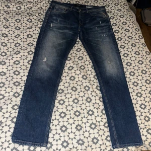 Replay jeans - Säljer nu dessa replay jeans pågrund av att dom ej passar längre. Jeansen är i storlek 36/32 men är små i storleken och därför passar dig som har 34/32. Skick 9/10. Passform slim fit.