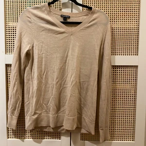 En beige stickad tröja - En beige stickad tröja i storlek S men är stor i storlek och är ifrån Hilary radley. Tröjan har aldrig använts 