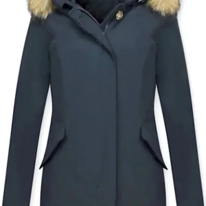 Mörkblå parkajacka med päls - Snygg mörkblå parkajacka med avtagbar pälsdetalj på huvan. Jackan har långa ärmar och praktiska fickor framtill. Perfekt för kyliga dagar. Köpte den på the love brand, kom privat för bilder om du är intresserad så visar jag hur den sitter på. 🌸