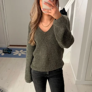 Grön stickad tröja - Mysig grön stickad tröja från Soaked in Luxury med v-ringning. Pris kan alltid diskuteras❤️