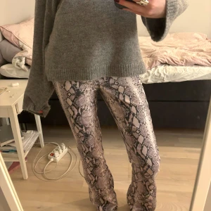 Orm jeans - Jätte coola långa jeans med ormmönster!!💕💕💕  Innerbenslängde: 85 cm Midjemått: 39