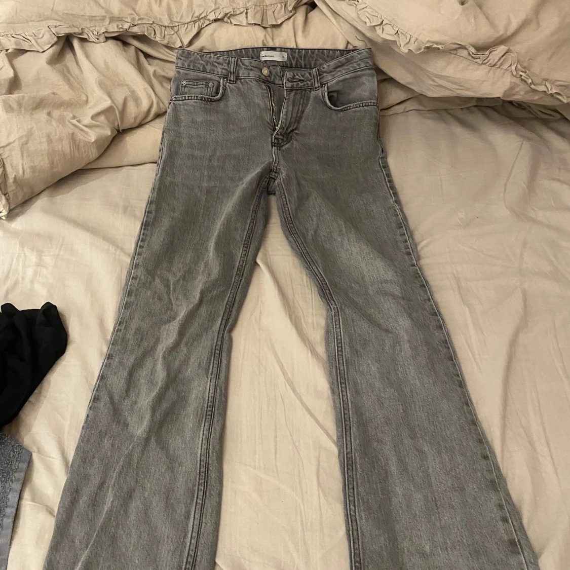 Grå jeans från Gina tricot 