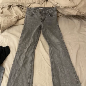 Grå jeans från Gina tricot  - Säljer ett par grå jeans från Perfect Jeans. De har en klassisk femficksdesign och en liten slitage på bakfickan. Perfekta för en avslappnad stil. 