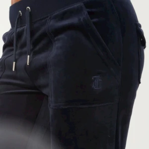 Mörkblå juicy couture byxor  - Köpte i augusti men använder aldrig, storlek på dessa är Small🫶🏼