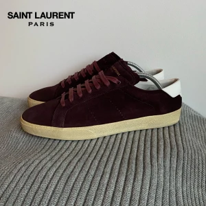 Saint Laurent Skor vinröda - Snygga vinröda skor i mocka från Saint Laurent | skick: 9.5/10 | nypris 7000