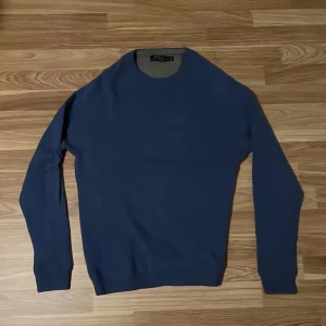 Blå tröja från Polo Ralph Lauren - Säljer en stilren blå tröja från Polo Ralph Lauren. Tröjan har en klassisk design med rund hals och långa ärmar. Perfekt för en avslappnad men ändå snygg look.