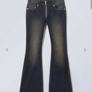 Svarta bootcut jeans - Snygga svarta bootcut jeans med hög midja och dragkedja fram. Perfekta för en trendig look med en klassisk touch. De har fickor både fickor fram o bak. Dem är lite slitna längst ner vid hälen men det är verkligen inget man ser