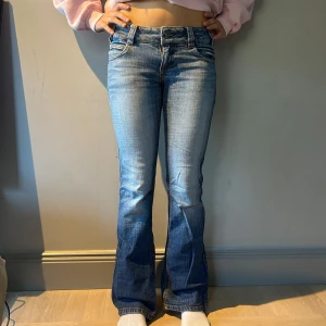 Blå bootcut jeans - Säljer ett par snygga blå bootcut jeans med låg midja. Köpta vintage 700kr❤️