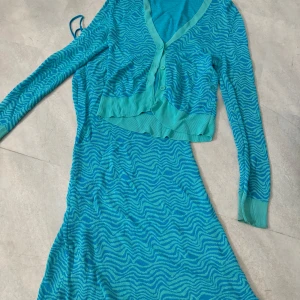 Turkos klänning från ZARA - Snygg turkos klänning från ZARA. Säljer klänningen och koftan separat. 