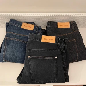 Acne jeans - Tjena! Säljer nu dessa limmeterade acne jeans! Dom är i bra skick men en deffekt på dom par i mitten  som har att par ett litet hål! Man kan köpa 1 par för 300 och billigare desto fler man köper!😁