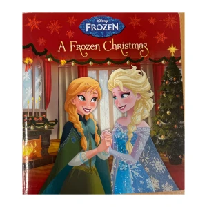 A Frozen Christmas - En härlig julbok från Disney med karaktärerna från Frozen. Boken har ett färgglatt omslag med Anna och Elsa framför en julgran och en brasa. Perfekt för att komma i julstämning med de älskade figurerna från Arendal.