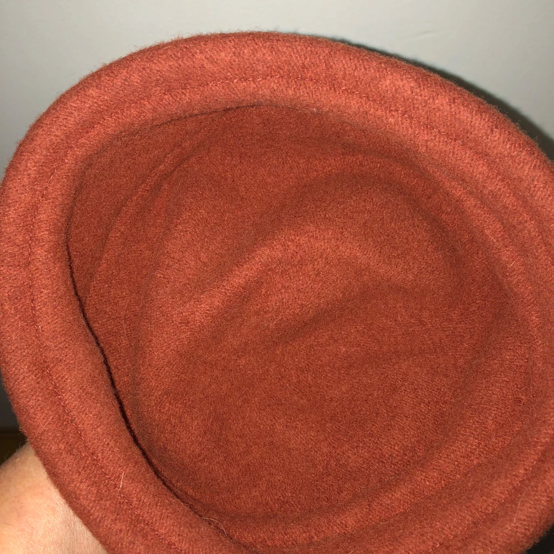 Röd hatt med blomdekoration  - 92