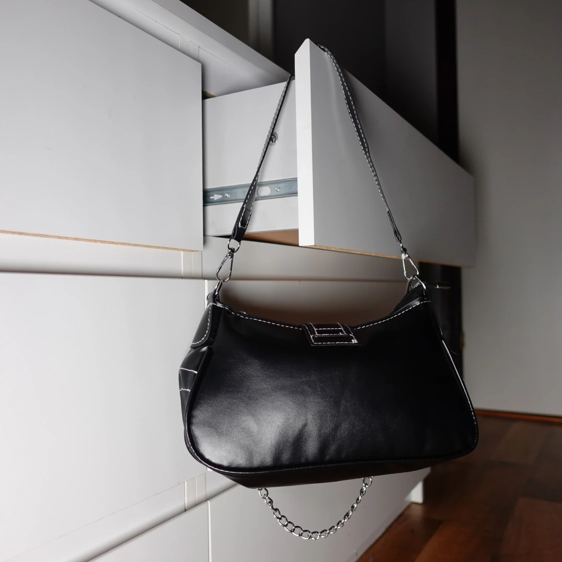 Svart axelväska med kedjedetaljer - 91