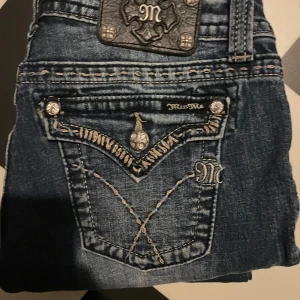 Miss me distressed boot - Midja:35 Ytterben:96 Innerben:76 Benöppning:21 Rise:19 Skriv om du har några frågor😇 Pris är diskuterbart😇 Skriv innan du köper🙏