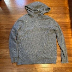 Kashmir Hoodie - Soft Goat  - Kashmir hoodie från Soft Goat med ett elegant mönster över tröjan. Det finns inga sorts täcken på användning och tröjan har tagits hand om väl. Den är lite större i storleken. Hör av dig för fler funderingar!