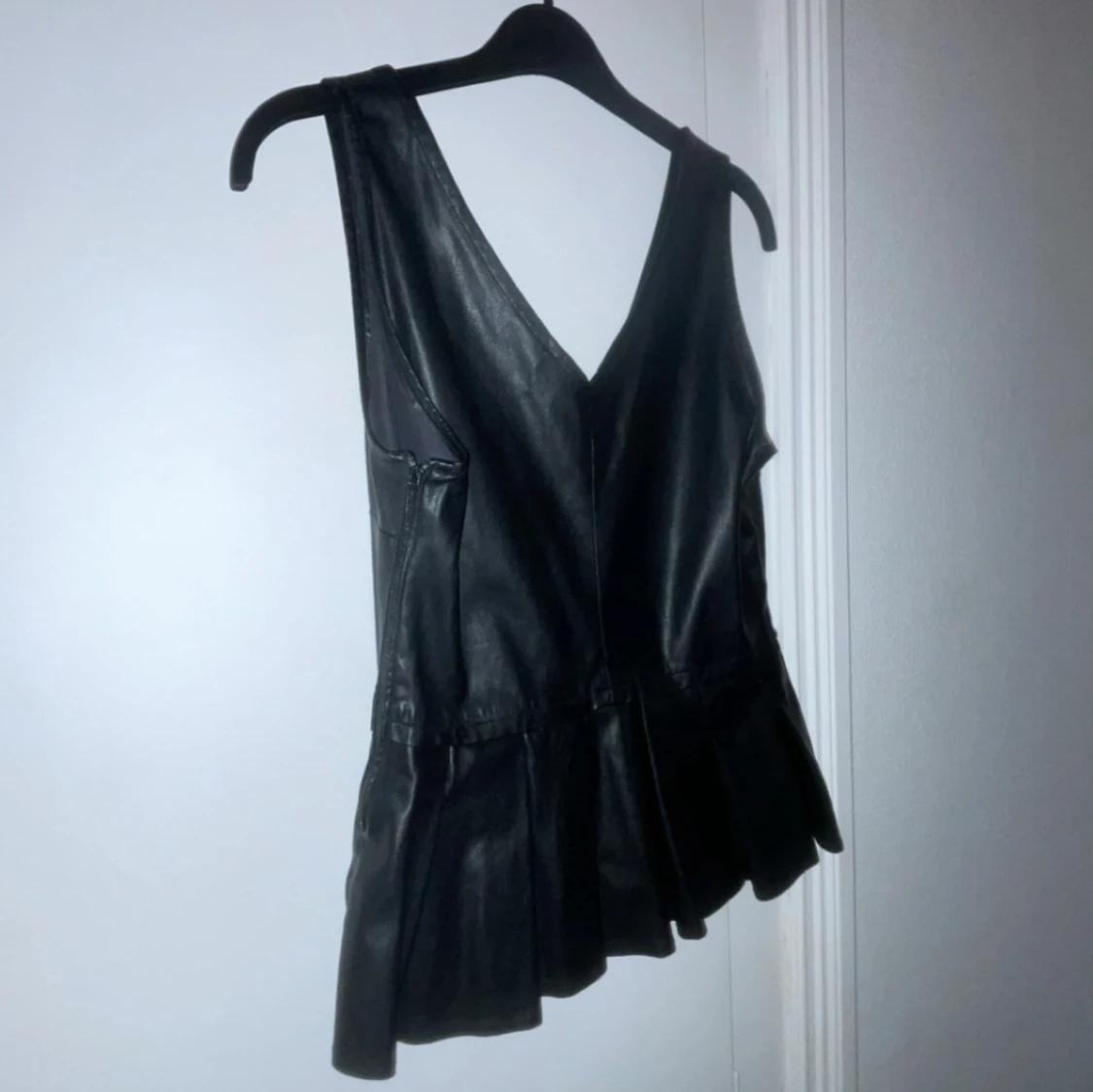 Svart skinntopp med v-ringning - 91