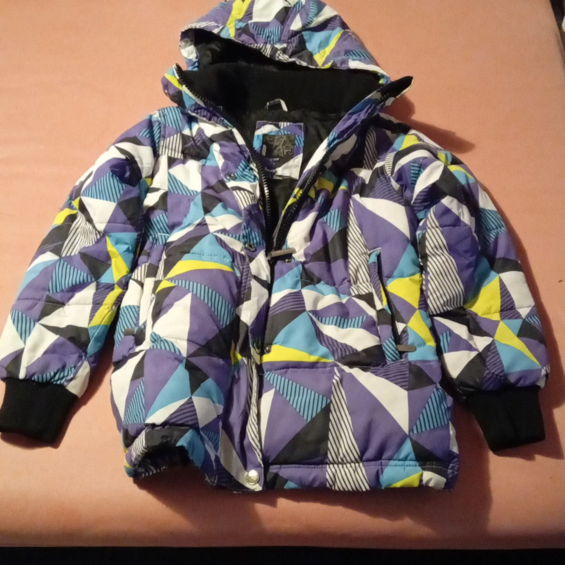 Färgglad pufferjacka med geometriskt mönster - 91