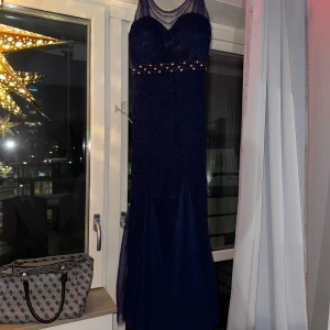Mörkblå balklänning - Aldrig använd! Originalpris 1580kr. 
