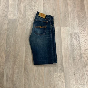 Nudie jeans - Skit feta Nudie jeans dom är i nyskick det finns inga tecken på användning. Nypris på dessa ligger på 1800, men vårat pris är 399 priset kan alltid diskuteras 🙌🏻