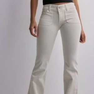 Nelly Jeans - Vita Jeans från Nelly. Storlek 40. Skriv för fler bilder.