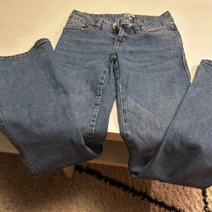 Blå och grå jeans i storlek XS - Säljer två par jeans i storlek XS. Ett par är klassiskt blå och det andra är grått. Båda har en straight passform med dragkedja och knapp framtill. 100kr st hör av er vid frågor💗