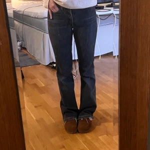 Svarta jeans från Acne Jeans - Snygga svarta jeans från Acne Jeans i modellen LUV BLACK. De är tillverkade i 100% bomull och har en bootcut-stil med fransade kanter vid bensluten. Pris kan diskuteras 