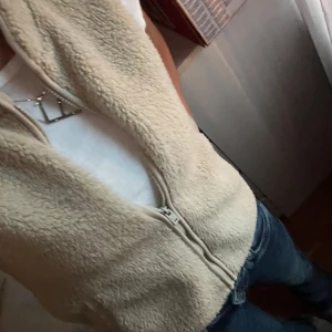 Beige fleeceväst med dragkedja - Mysig beige fleeceväst med dragkedja framtill.💗