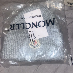 Grå moncler mössa - Snygg grå moncler mössa som är perfekt för vintern säljs för 350kr kom privat för mer information.