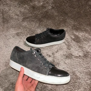 Lanvin Paris - Ett par riktigt snygga lanvins i färgen grå| Skick-8/10✅| Ingår- Bara skorna| Uk 8 som motsvarar storlek 42 men kan passa en 43 också|  Priset är hugget i sten 🪨 | Hör av er vid fler funderingar☁️
