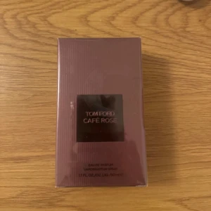Tom Ford parfym  -  Tom Ford Café Rose Eau de Parfum. Perfekt för den som älskar lyxiga  dofter.