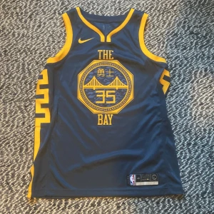 Warriors chinese new year (DURANT 35) - Warriors chinese new year special kit med Kevin Durant på ryggen. Väldigt sällsynt. Över 1000 nypris. Hör av er angående frågor.