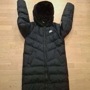 Nike jacka - Säljer denna snygga Nike jacka i storleken XS. Den är perfekt nu för vintern då den täcker nästan hela kroppen. Den är i väldigt bra skick. Om du har några andra frågor är det bara att skicka ett meddelande ✅️