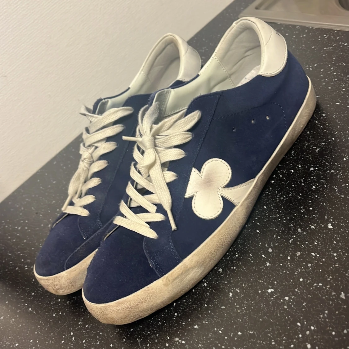 Blå sneakers från The Gallerist