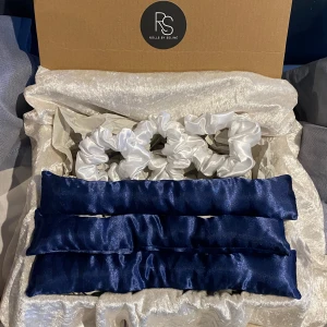 Heatless Blow-out kit - Vi är ett UF företag som har utvecklat ett Heatless Blow-out kit som både är skonsamt mot håret, skönare att sova i, lättare att använda och ger underbart resultat. Setet inkluderar 3 rullar stoppade med 100% återvunnen bomull som är klädda i satin, 3 scrunchies i satin och en sovmössa i satin för att hålla allt på plats under natten och motverka friss. Du kan få setet i både blått och vitt. Köp redan idag och börja ta hand om ditt hår!🎀🎀
